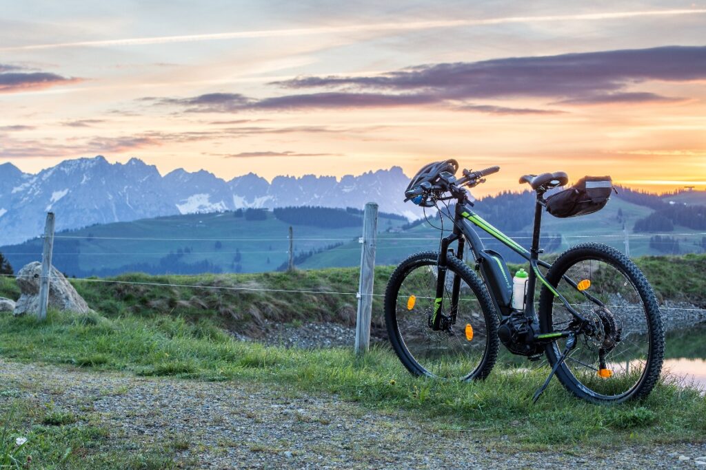 E Bike am Berg beim Sonnenaufgang